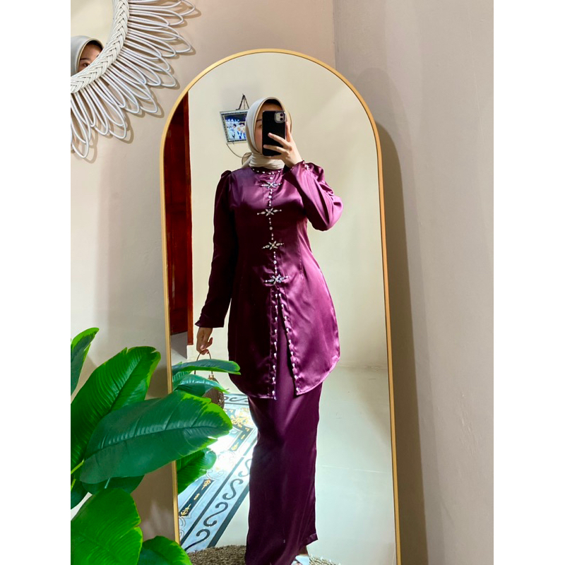 Wanita Melayu memakai baju kurung dalam acara adat