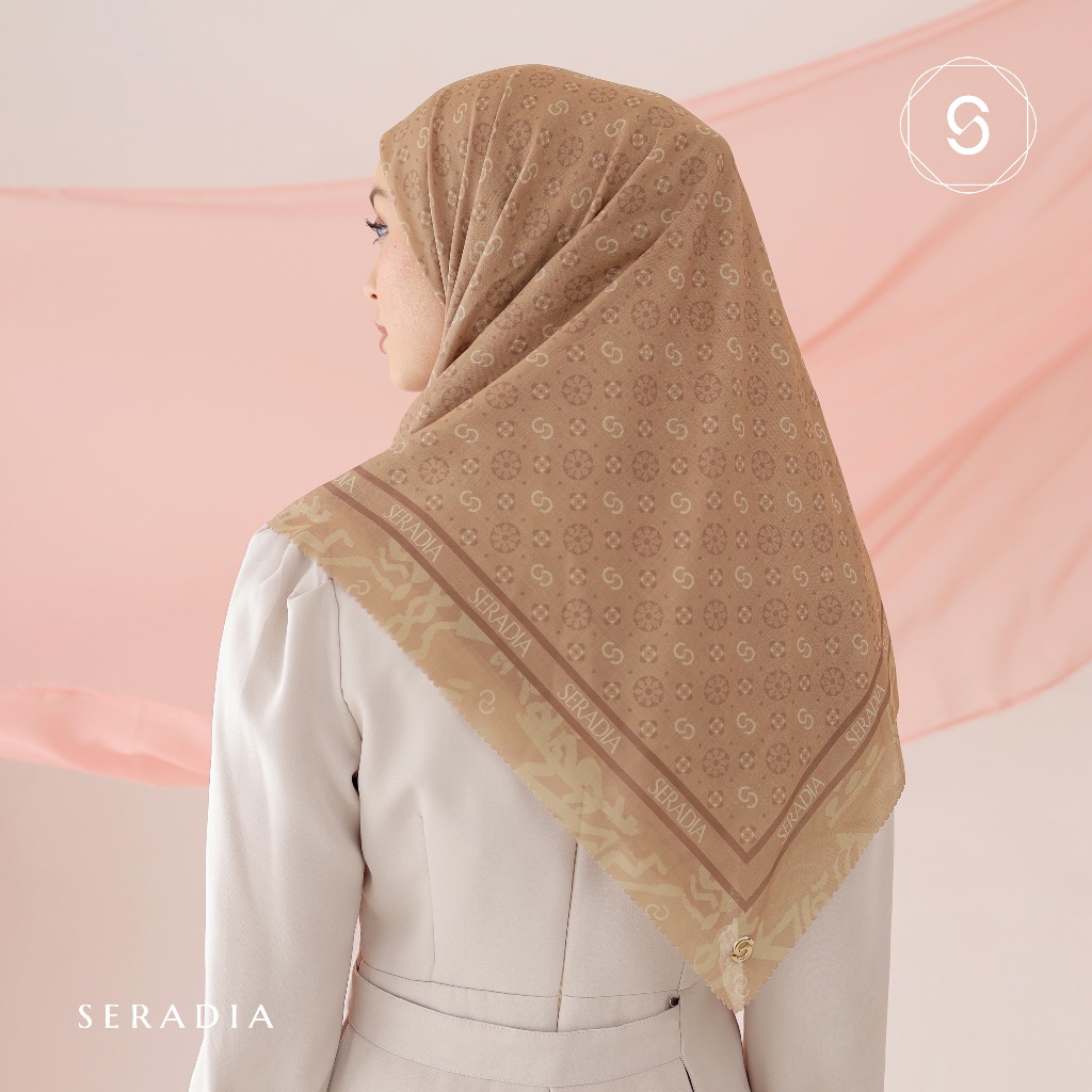 Seradia Hijab Segi Empat Monogram 2.0 115 X 115 CM