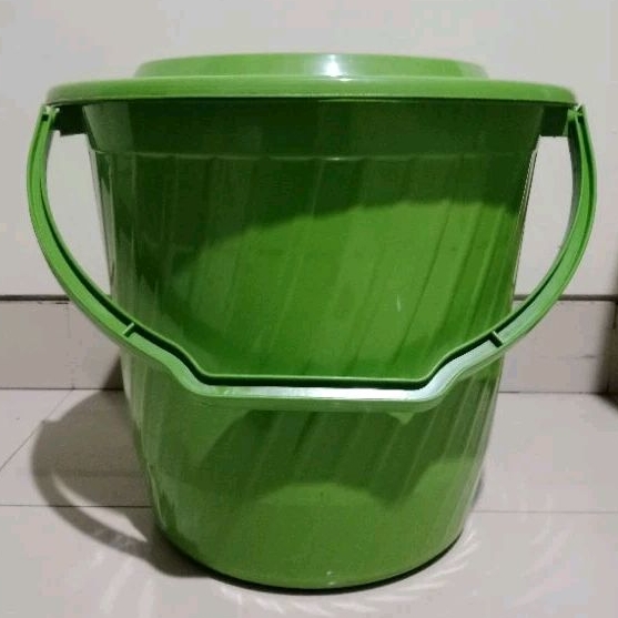 Jual EMBER / TIMBO / TIMBA GALON 16 LITER + TUTUP + HANDLE | Shopee ...