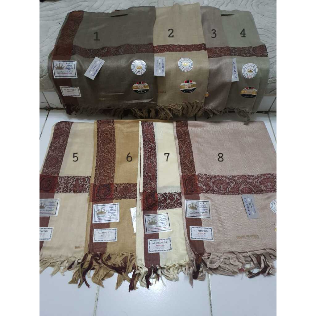 Erkak kokraklarini yalaydi va tishlaydi