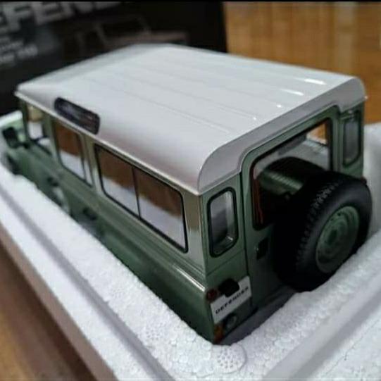 Miniature Dorlop Century Land Rover Defender 110 1:18, LHD, Rouge Métallisé Florence