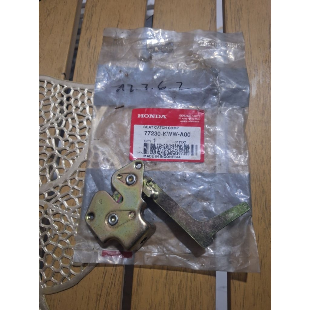 Jual seat catch comp breket lawan kunci jok honda absolute revo abs ...
