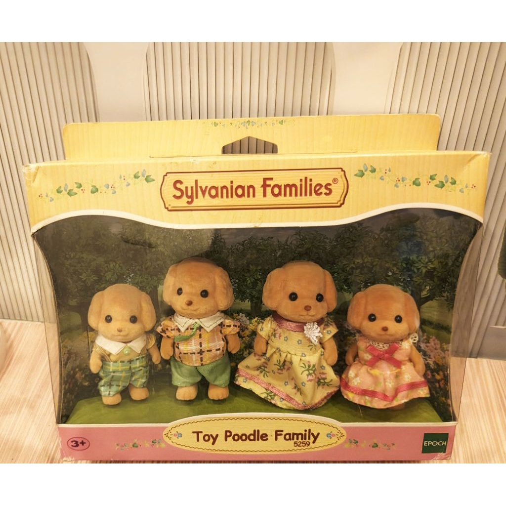 Sylvanian Families – Toy-Pudel Familie Wuschl – 4 Bewegliche Figuren – Vater, Mutter, Sohn & Tochter – Ab 3 Jahren