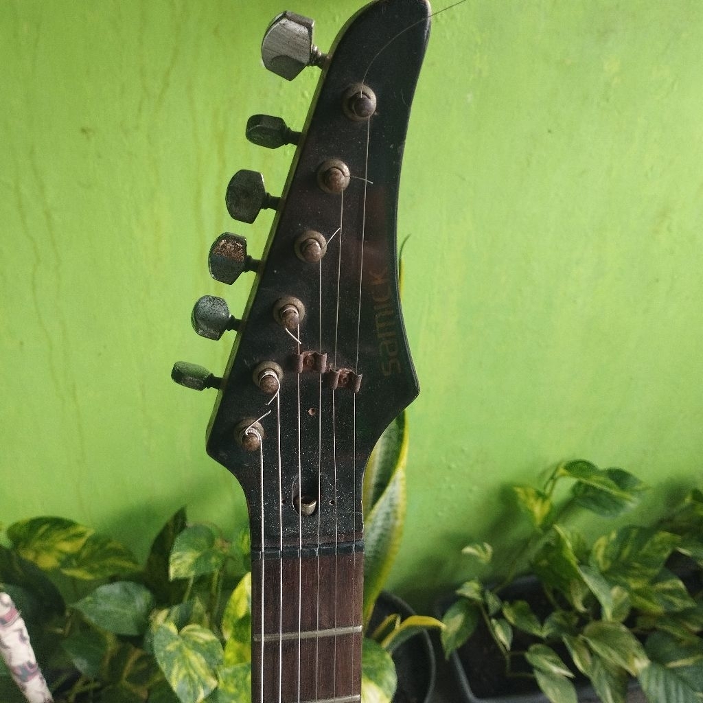 Jual GITAR LISTRIK ORIGINAL SAMICK STRATOCASTER MODEL RELIK BODY SECOND ...