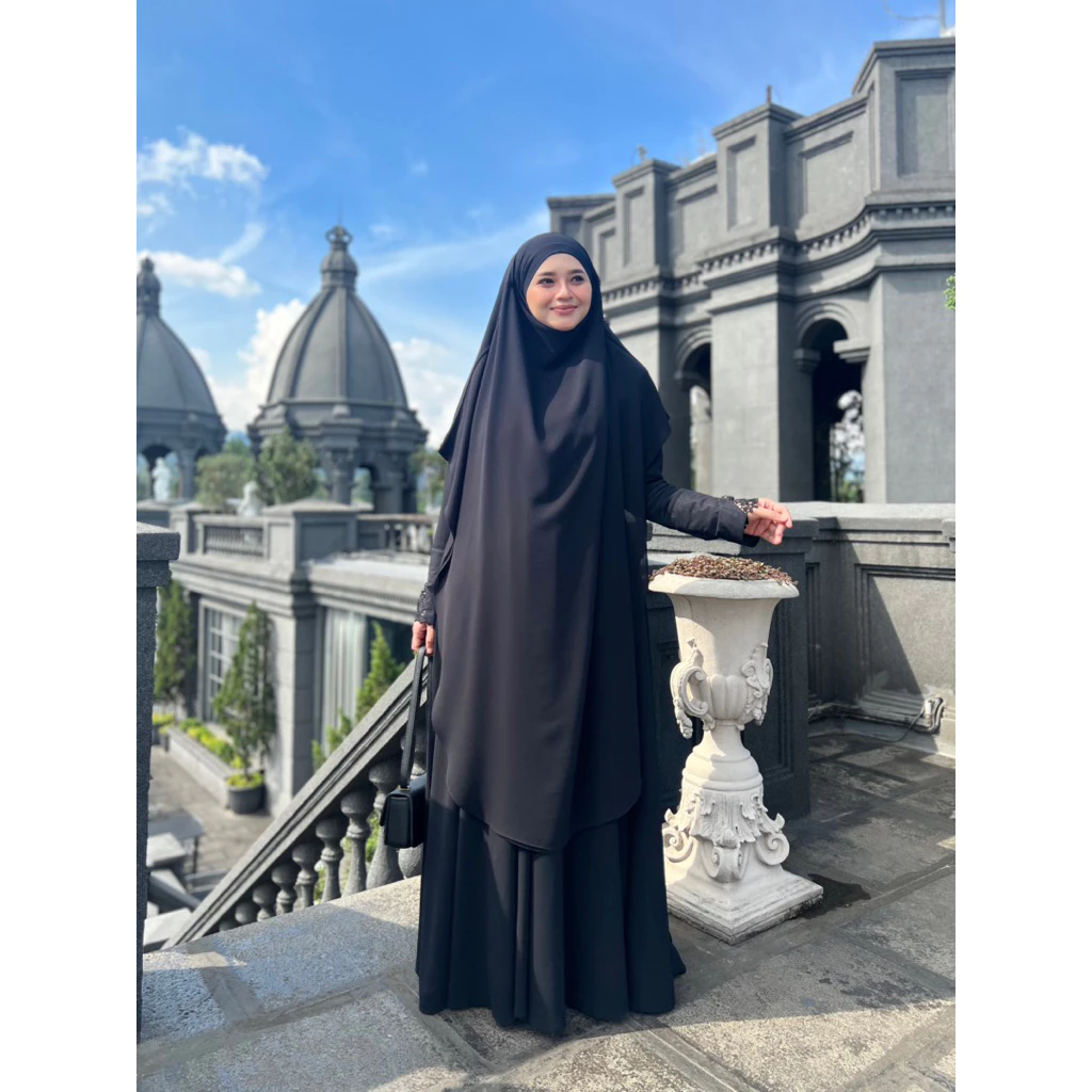 Adiva Set Gamis Abaya Syari Tampilan Keseluruhan