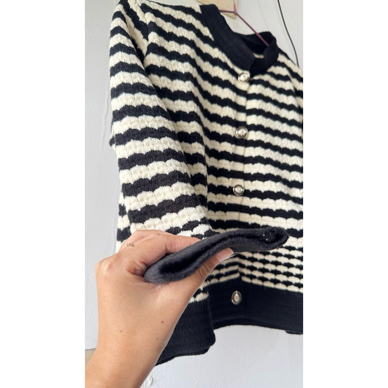 Jual [PRELOVED] Cardigan Rajut Hitam Putih mirip Uni*lo | Shopee Indonesia