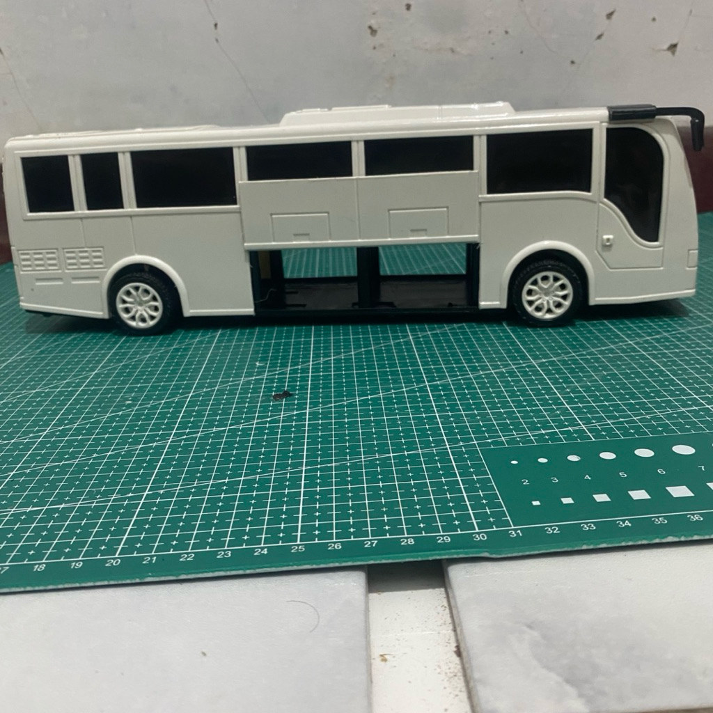 Jual Miniatur Bis Plastik RKC Polos Modif Buka Bagasi Kap Mesin dll ...