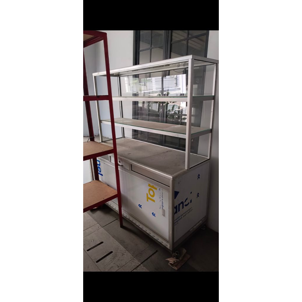 Jual rak besi dan etalase kaca/showcase bekas | Shopee Indonesia