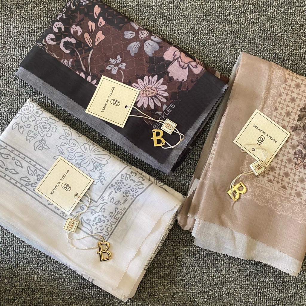 (POUCH) Buckle Scarves SERAGAM Segi Empat Hijab Voal Premium Logo Metal Jilbab Segiempat Lasercut Oleh Haji Umroh Souvenir