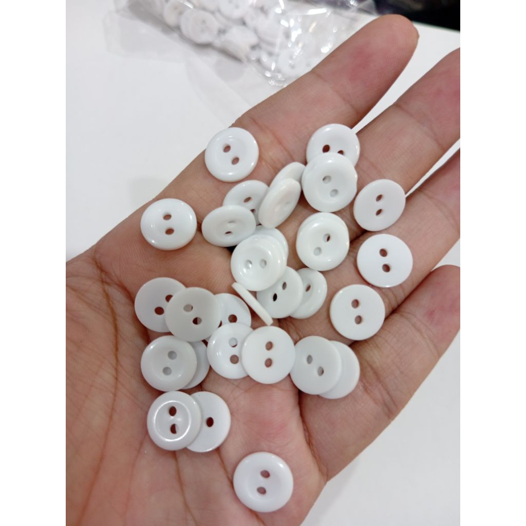 Jual (12pcs) kancing kemeja 18L lubang 2 | kancing kemeja| | Shopee ...