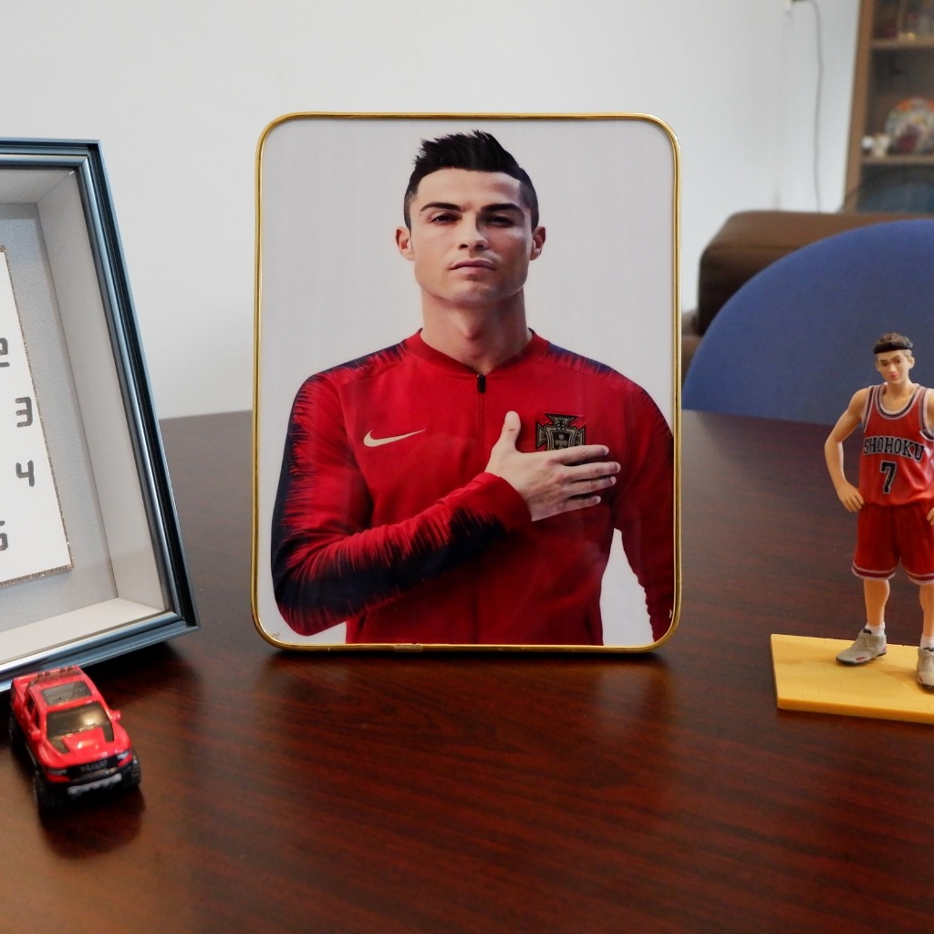 Jual Hiasan Meja dan Rak Hias Sepak Bola Cristiano Ronaldo dan Lionel ...
