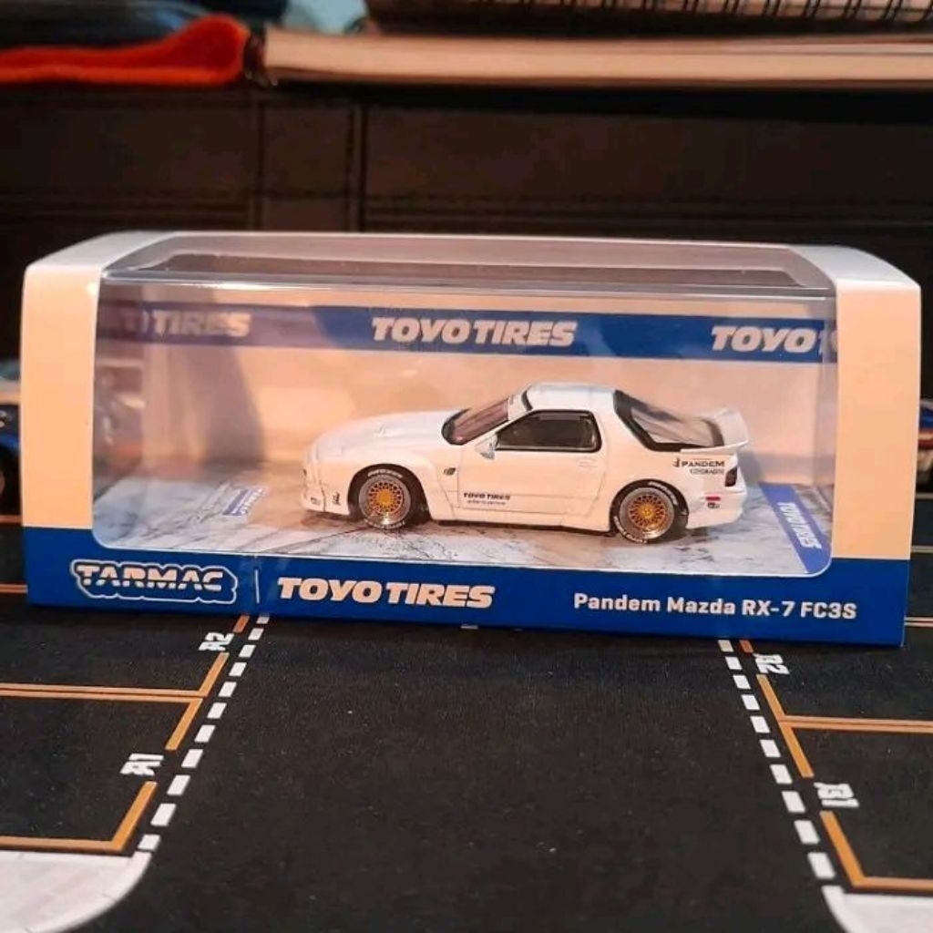 Tarmac Works 1:64 Mazda RX-7 FC3S PANDEM in White and Purple