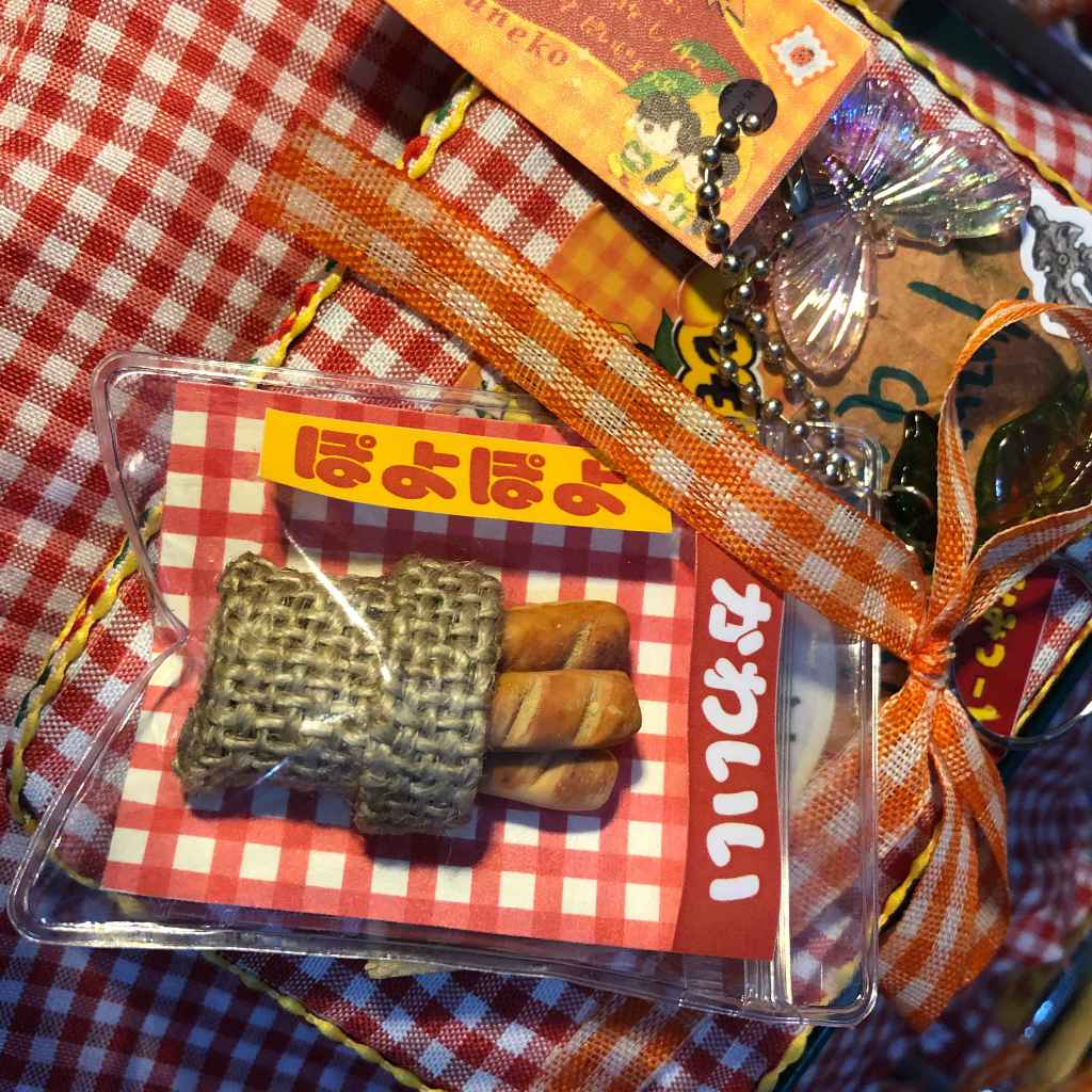 Jual Bread and calcifer trinkets keychain | kiiikiii Trinkets clay ...