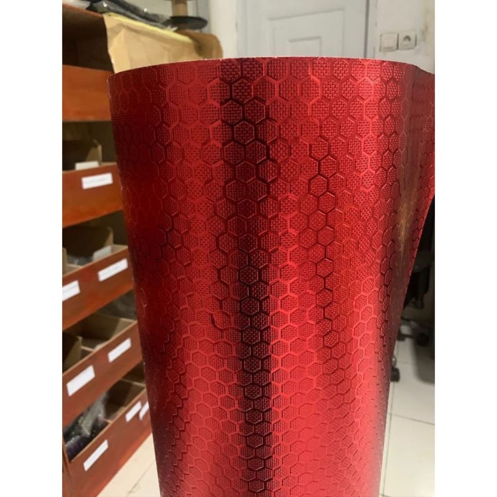 Jual PVC motif hexagonal warna merah metalic,ukuran 100x120cm untuk ...