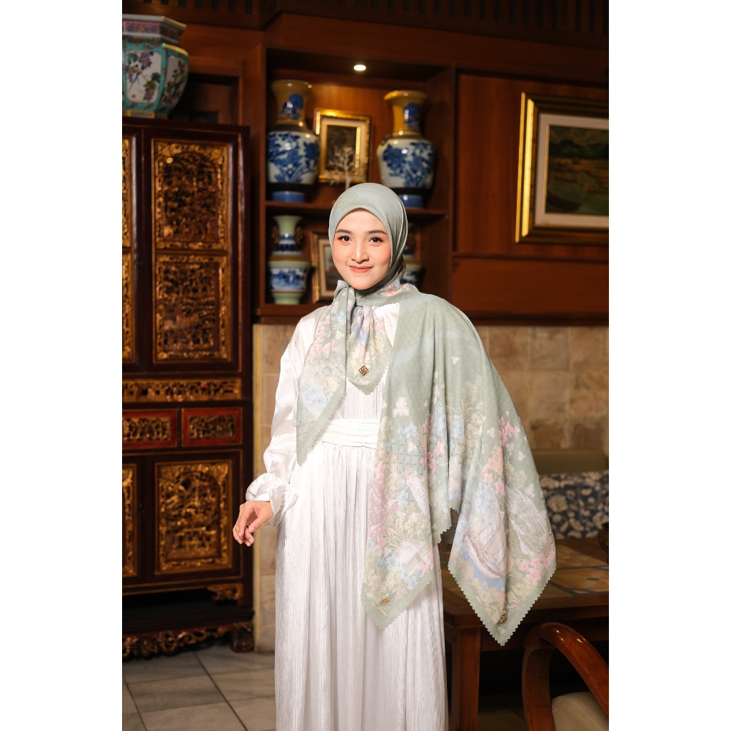 INCLUDE BOX Radwah Swanagara Scarf Kerudung Motif Segi Empat Wanita