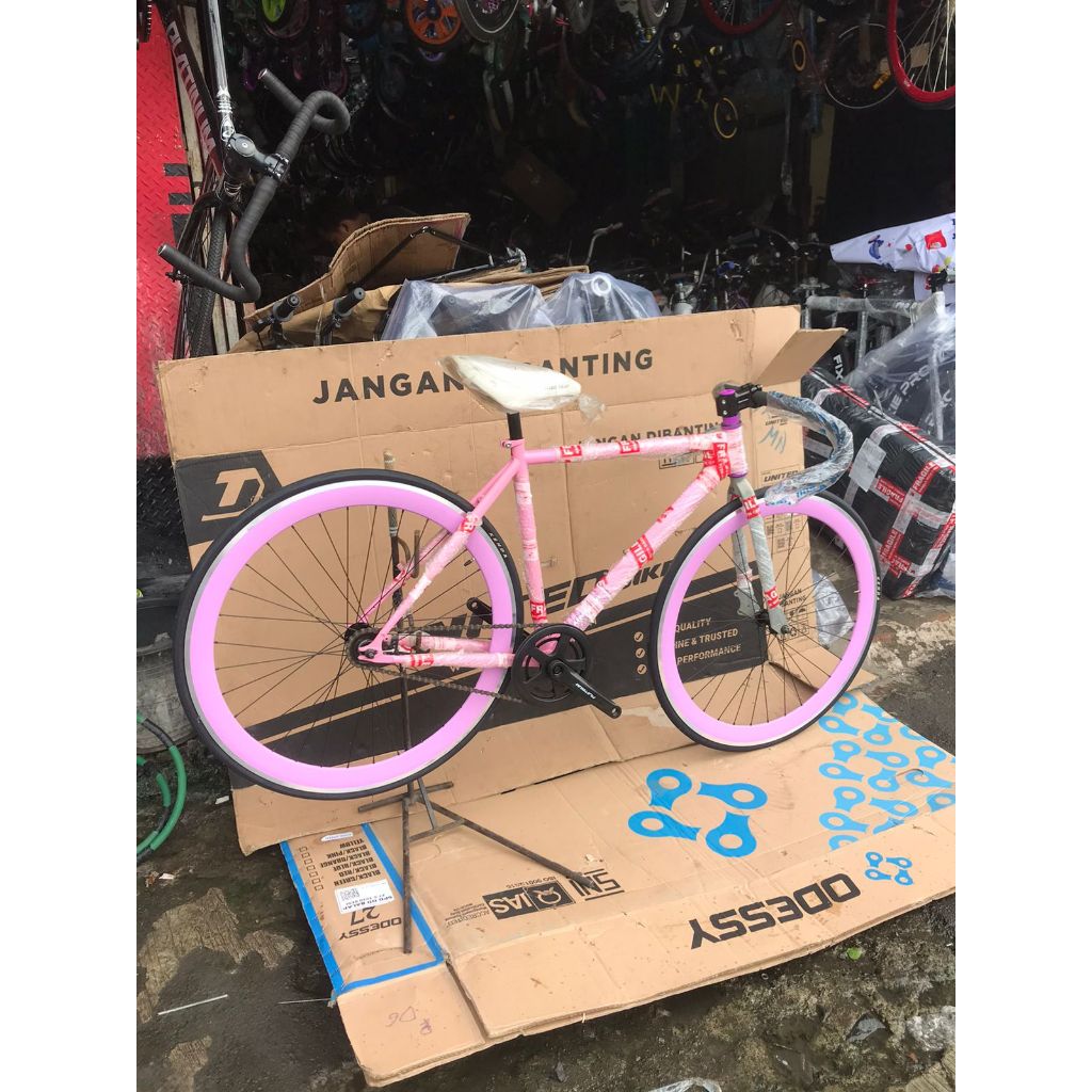 Jual sepeda fixie 700c merk united soloist 02 frame besi wheel set ...