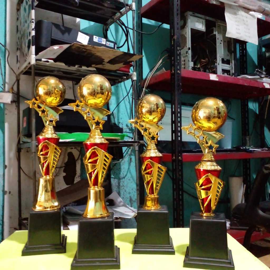 Jual Piala Lomba Juara 1 2 3 4 Figur Bola Bintang Body Merah Custom ...