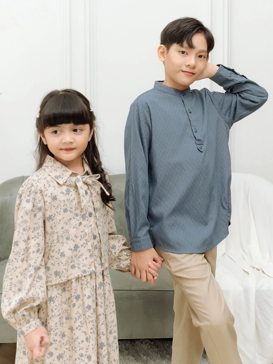 Foto studio keluarga menggunakan baju couple muslim eksklusif Expand Official