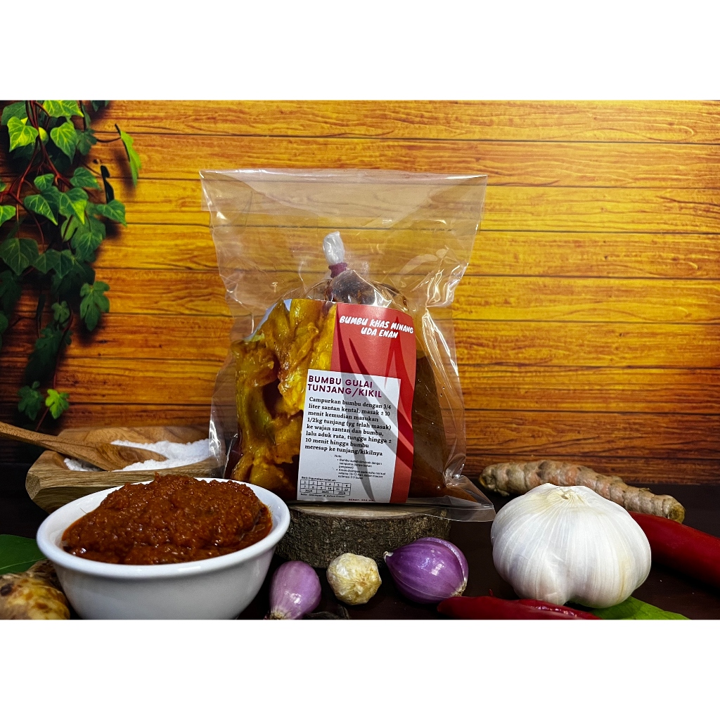 Bahan-bahan untuk membuat Gulai Tunjang Minang dalam wadah kayu