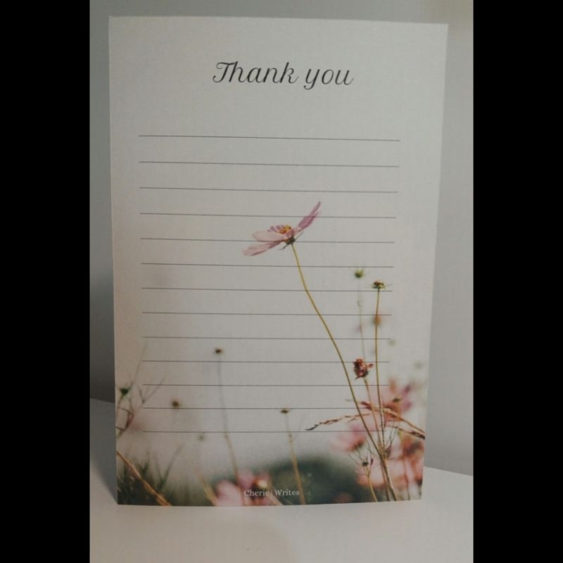 ucapan terima kasih yang menyentuh hati dengan bunga dan surat tangan