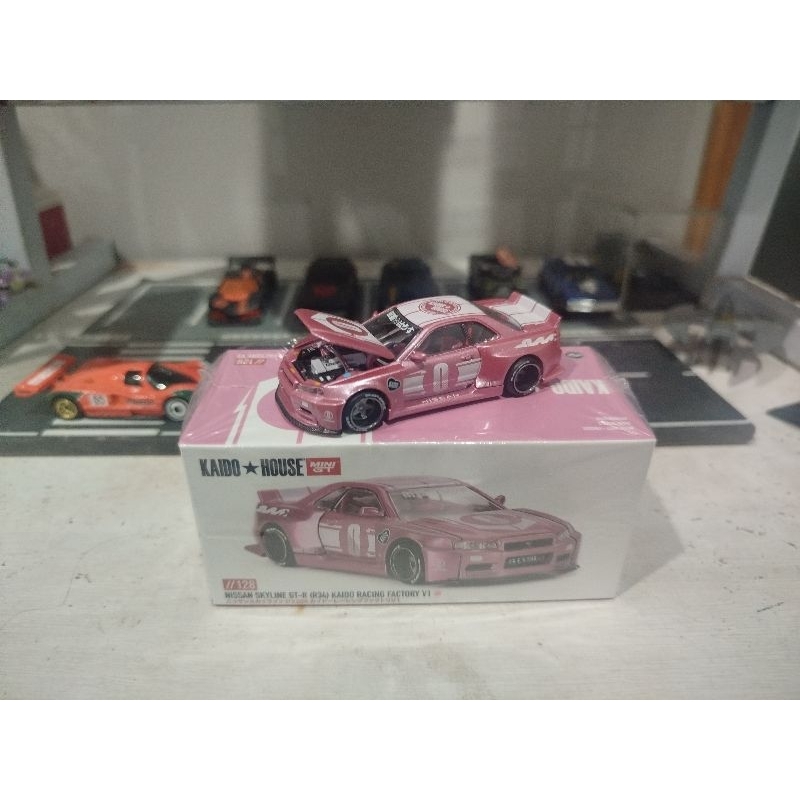 Mini GT Kaido House Nissan Skyline GT-R R34 Rosa 1/64 - Racing Factory V1