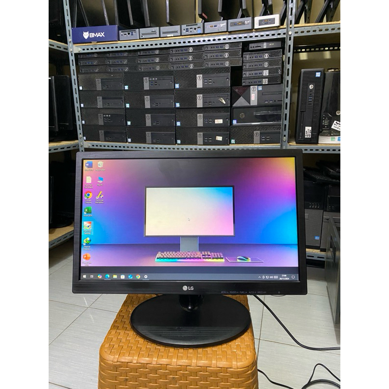 Jual monitor led LG 19 inci wide scren mulus komplit kabel | Shopee ...