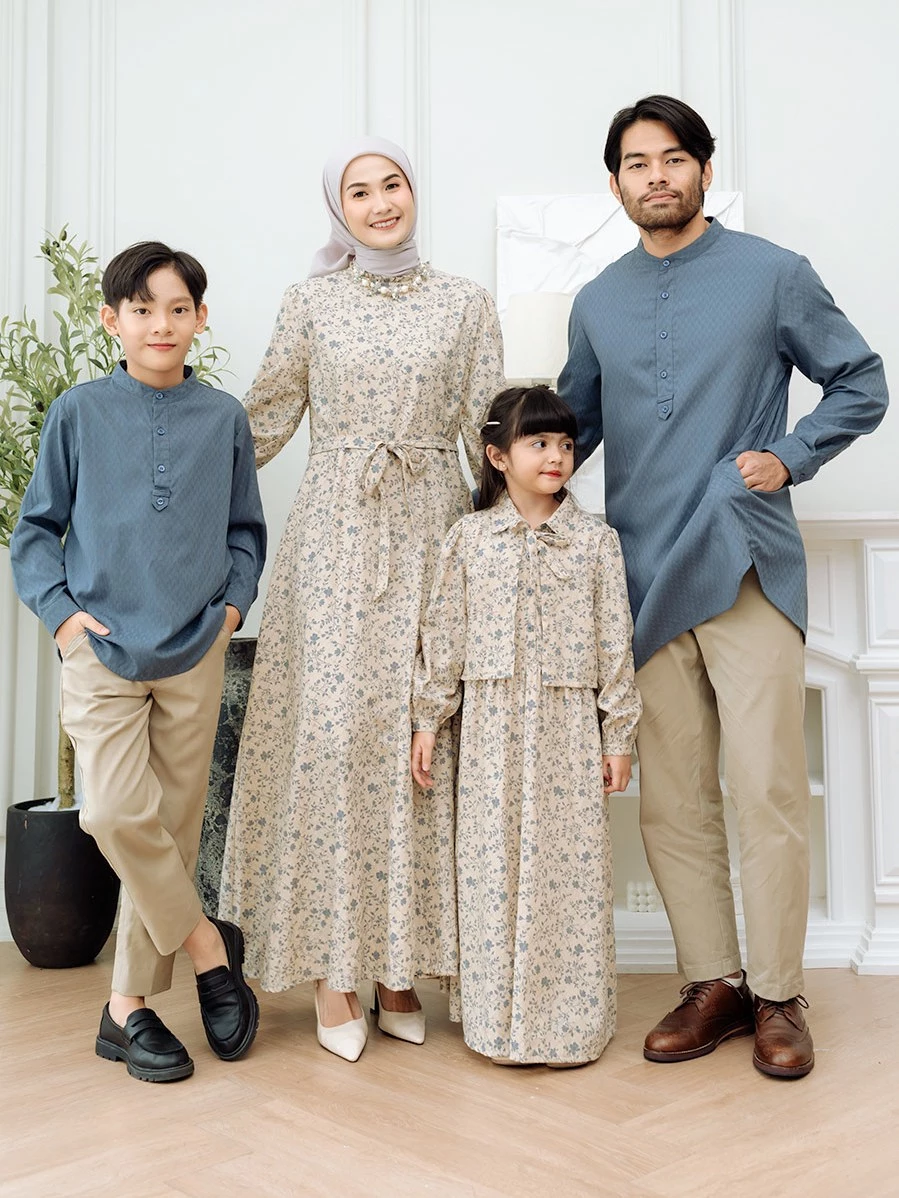 Pilihan warna sarimbit keluarga minimalis biru navy dan dusty blue