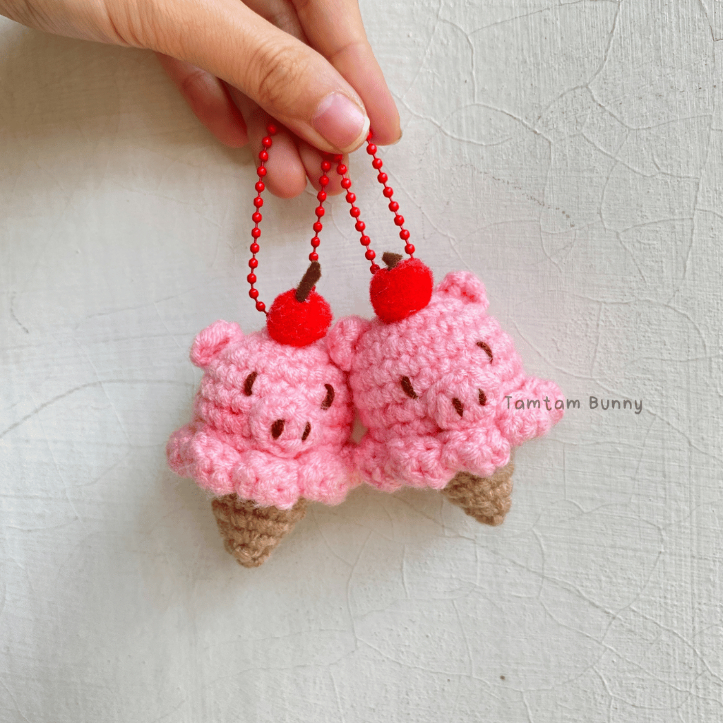 Jual Gantungan Kunci Boneka Rajut Es krim babi Keychain Pakai Kostum ...