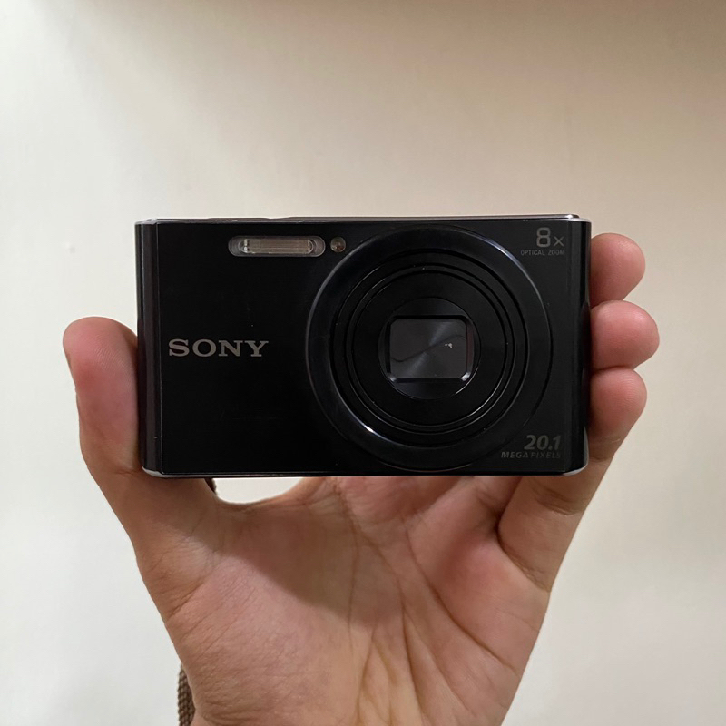 DigiETUI Leder Case Für Sony W830 Kamera - Mit Gurtsystem & Speicherkartenfach