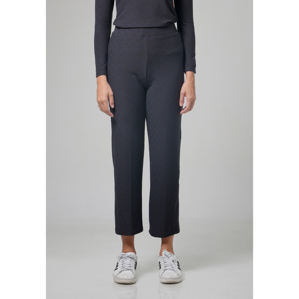 Details Double Look Leg Opening Celana Panjang Wanita