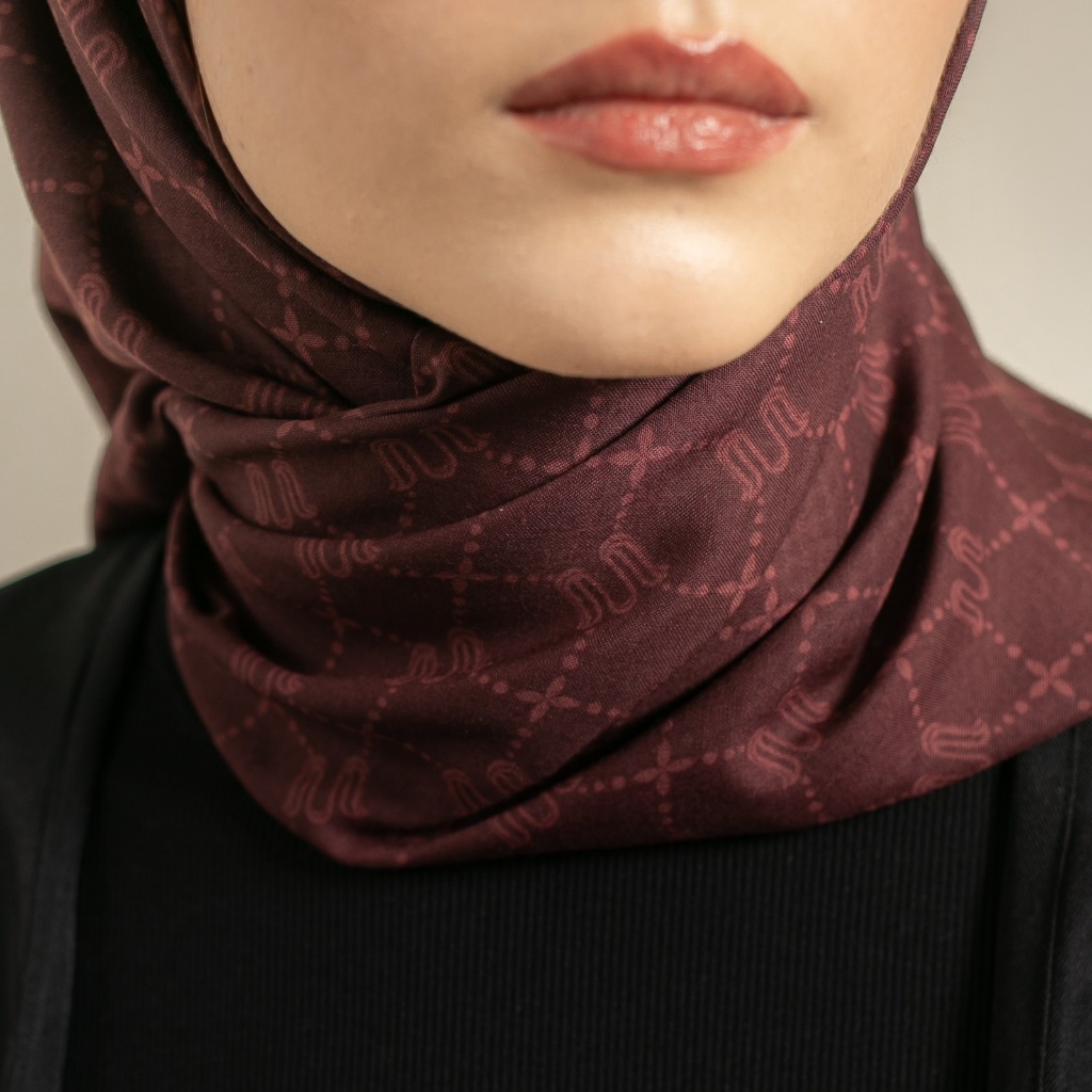 Wulang Narawangsa Hijab Segi Empat Monogram Maroon Kerudung Segi Empat Hijab Motif Segi Empat Hijab Voal Premium