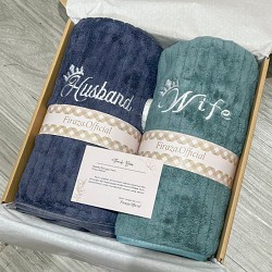 Firaza Official - Hampers Handuk Couple Pernikahan Bordir Husband Wife - Kado Souvenir Pasangan Wedding Free Kartu Ucapan - Gift Set Box Towel 70x140 cm Super Soft Microfiber - Hadiah Paket Seserahan Tunangan Anniversary Aesthetic