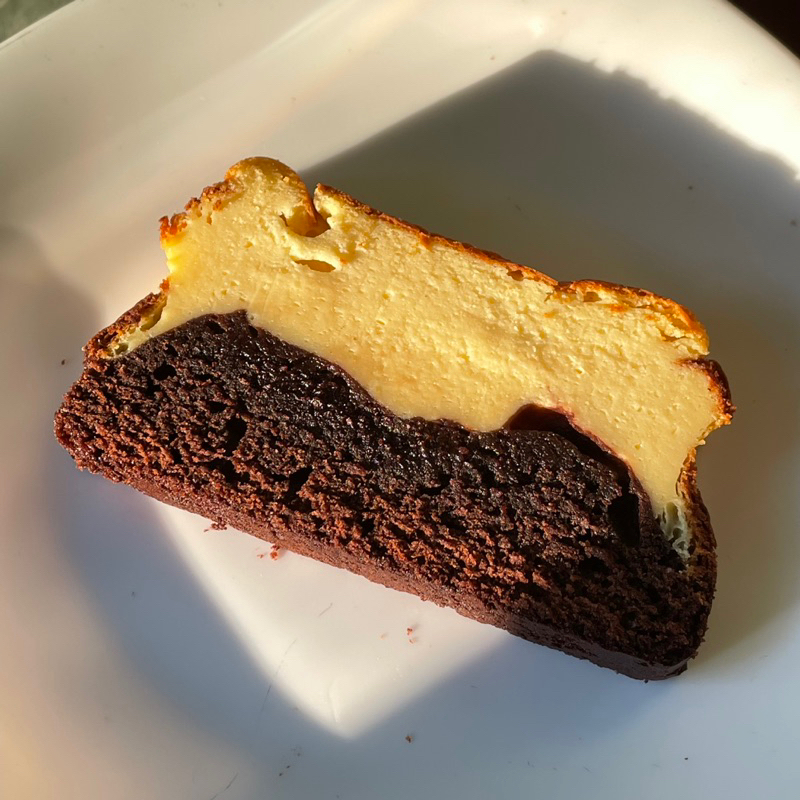 Proses pembuatan Brownies Burnt Cheesecake dengan bahan-bahan segar