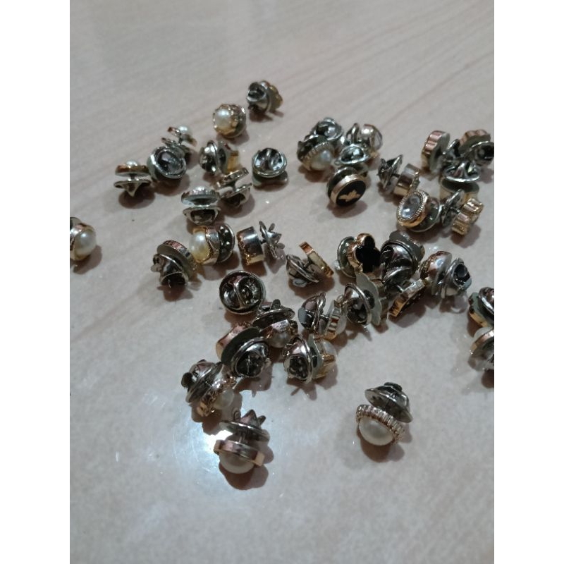 Jual Pin/Bros besi motif random (10 pcs) | Shopee Indonesia