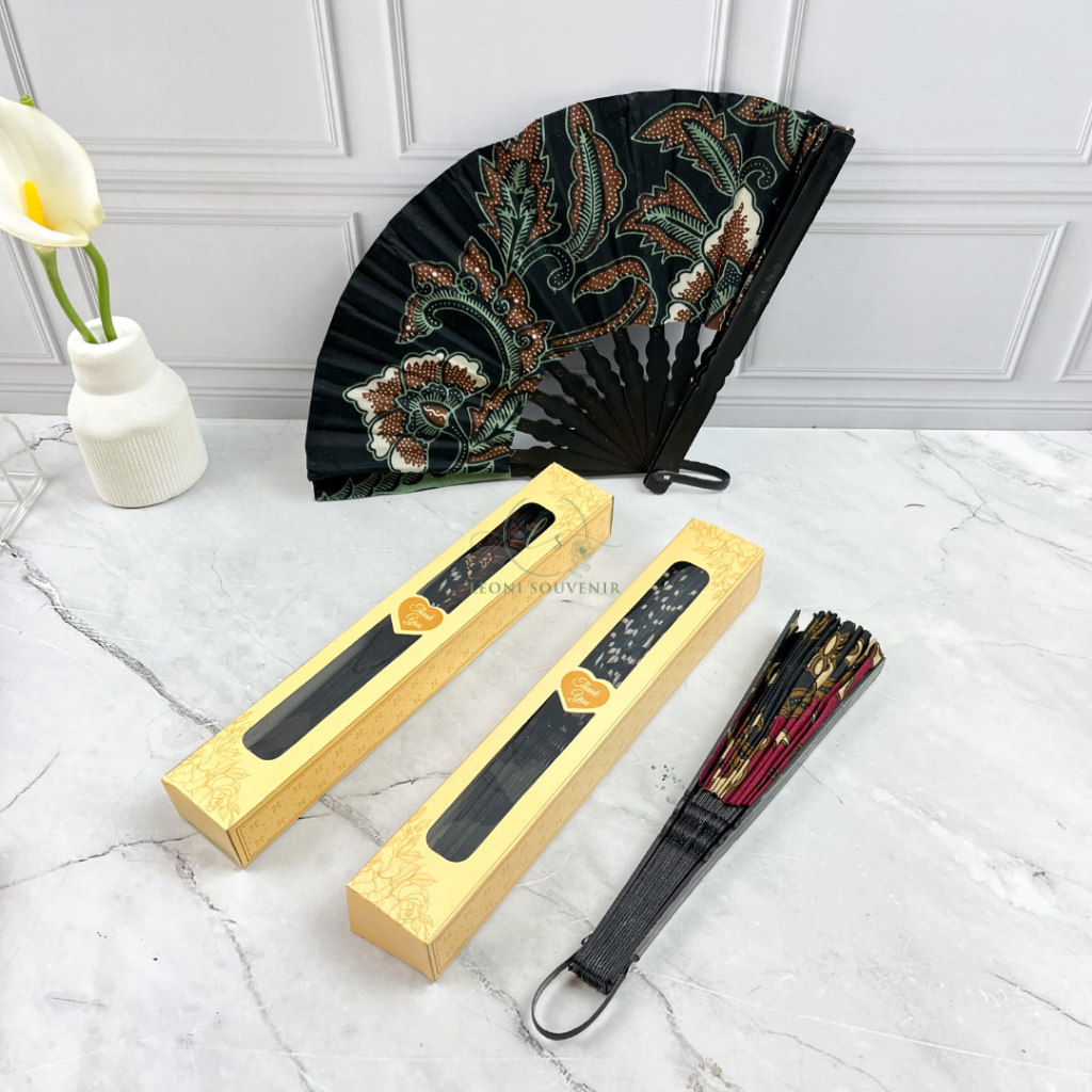 Souvenir Kipas Batik Gagang Hitam Jumbo 20 cm Kemas Box / Mika