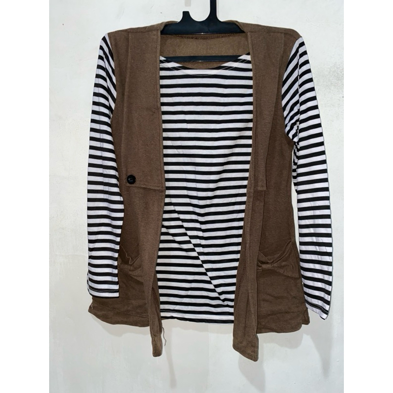 Expand Retta Blouse Wanita Motif Garis