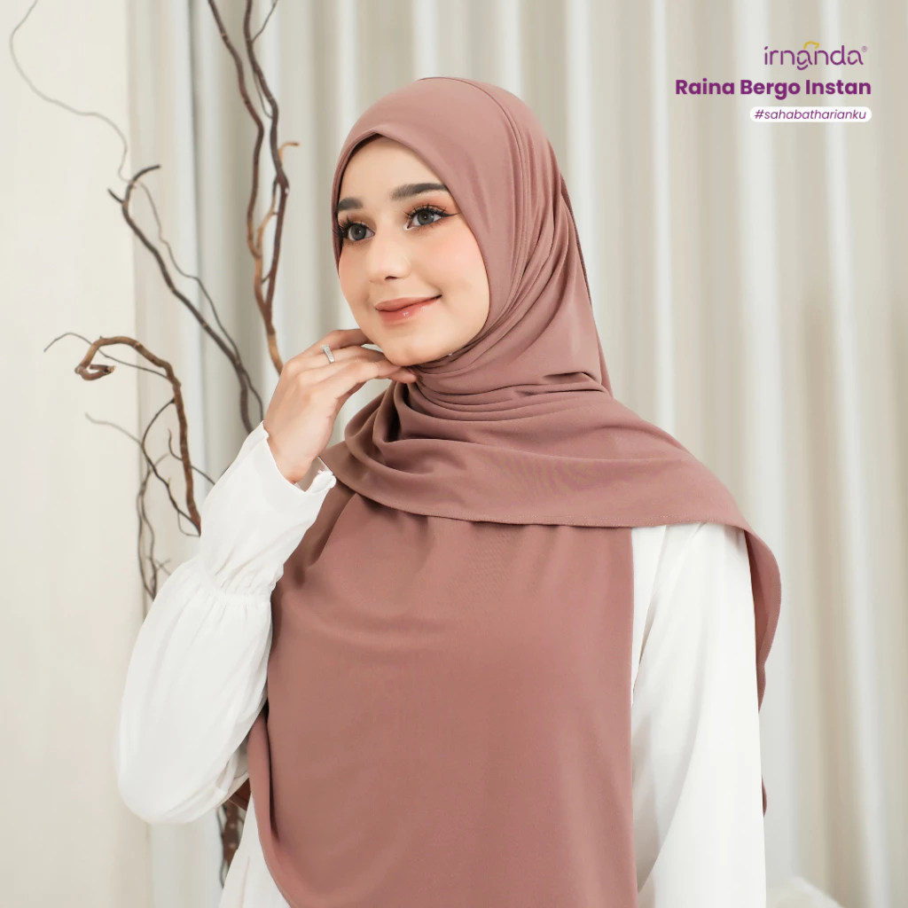 Raina Bergo Belakang