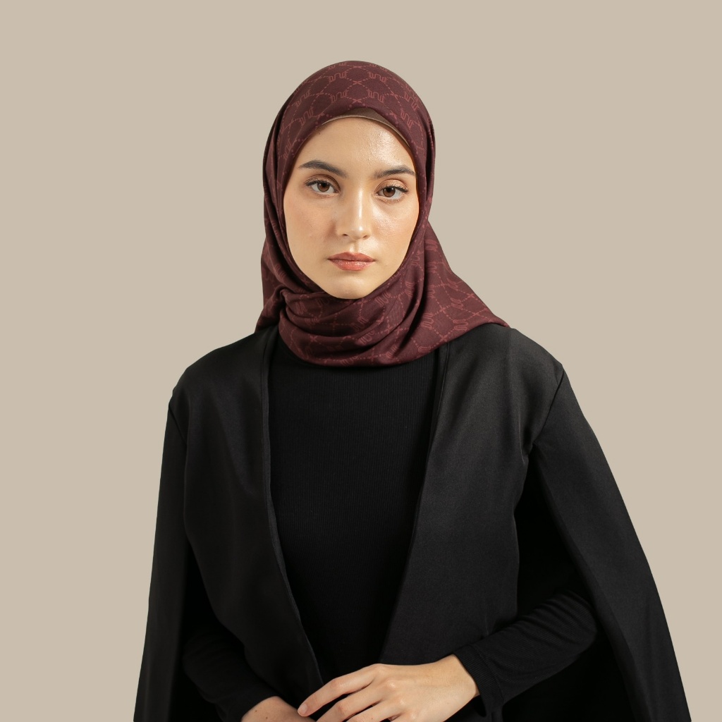 Wulang Narawangsa Hijab Segi Empat Monogram Maroon Kerudung Segi Empat Hijab Motif Segi Empat Hijab Voal Premium