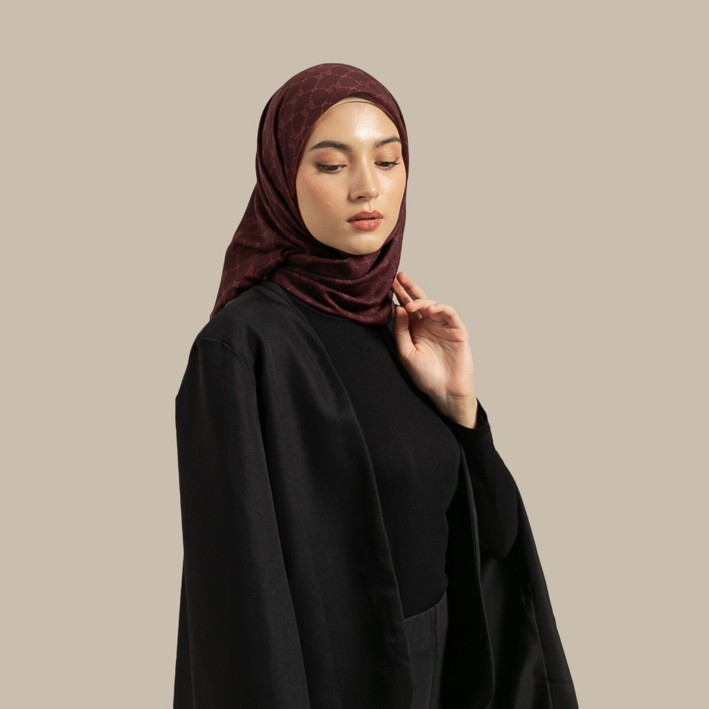 Wulang Narawangsa Hijab Segi Empat Monogram Maroon Kerudung Segi Empat Hijab Motif Segi Empat Hijab Voal Premium