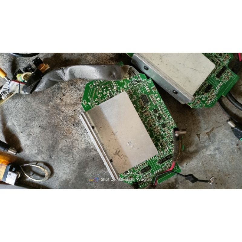 Les enceintes satellites JBL sur