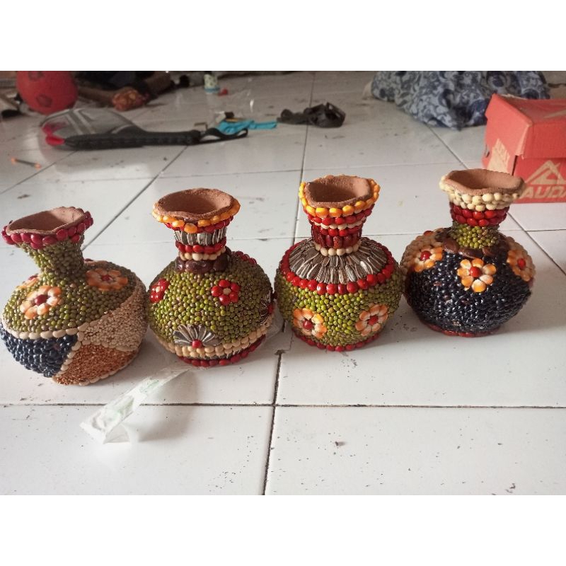 Vas Bunga Tanah Liat Dengan Biji-Bijian