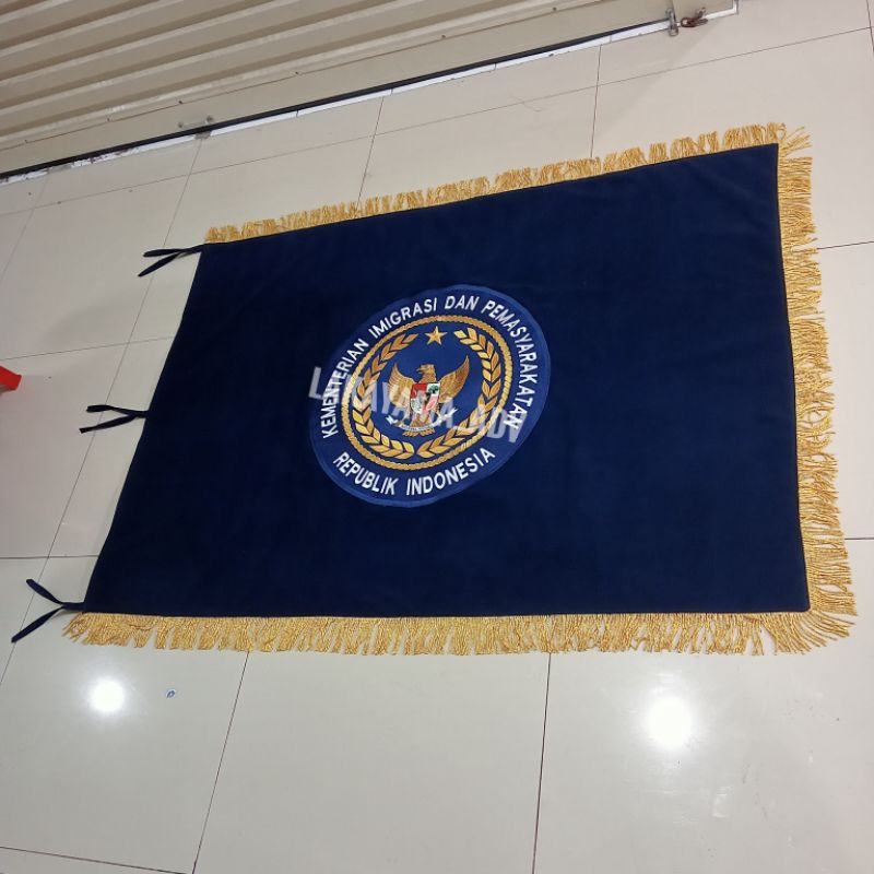 Jual bendera pataka custom logo bahan beludru 2 muka + rumbai emas ...
