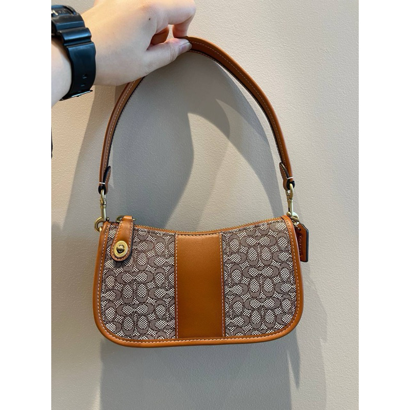 Jual COACH SWINGER 20 In Micro Signature Jacquard | Shopee Indonesia
