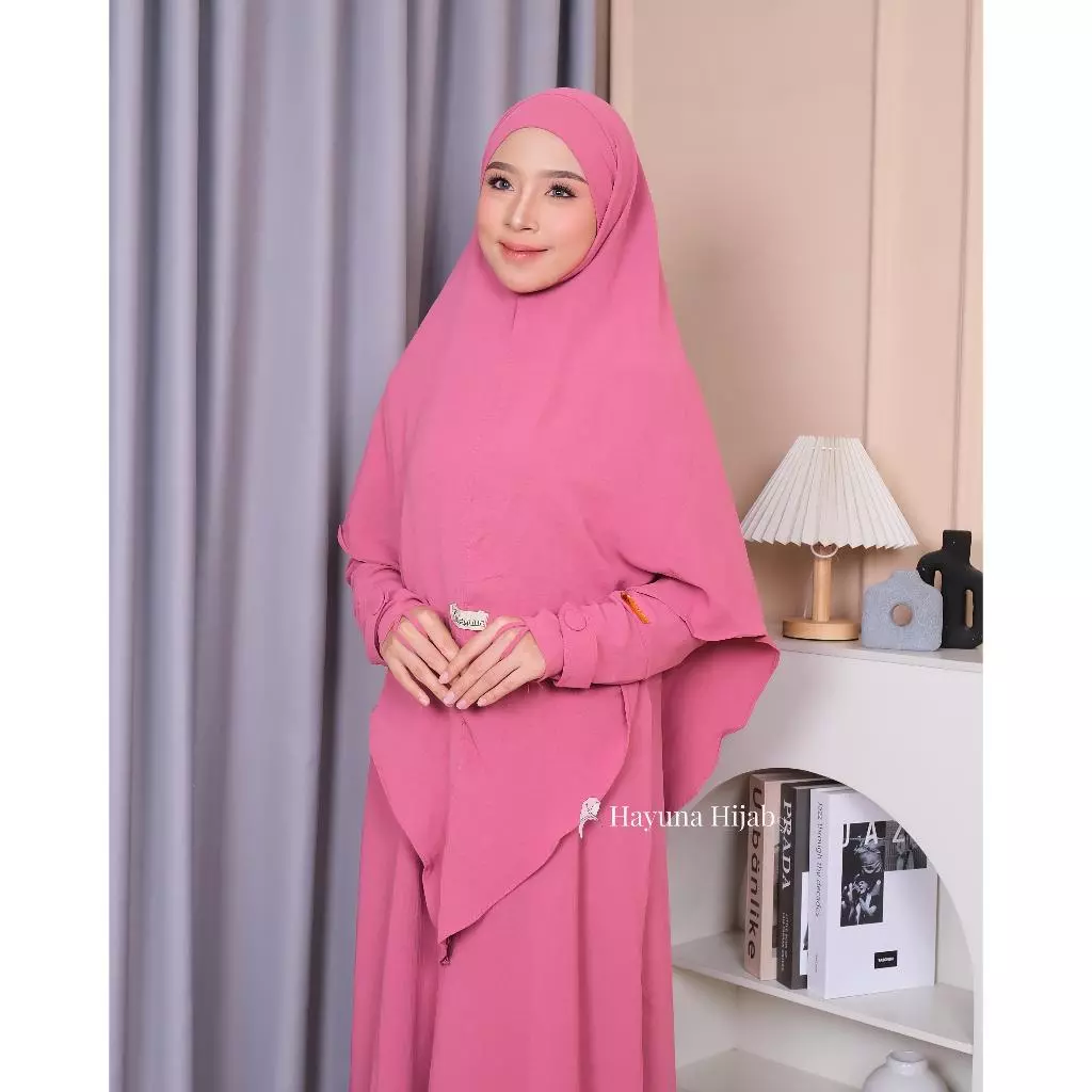 Tampilan keseluruhan Hayuna Yuna Gamis Set Kerudung Jumbo