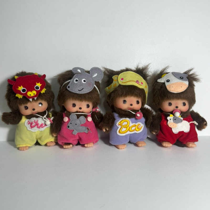 Sekiguchi 253814 - Origineel Monchhichi meisje met T-shirt 'Love' en strikjes in haar haar, ca. 20 cm hoog knuffel van bruin pluche
