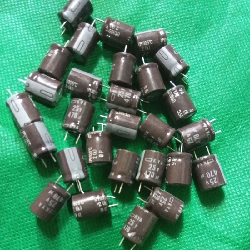 20 Condensatori Assiali Philips/BC 470uF 25V 85&deg;C 2222 021 36471