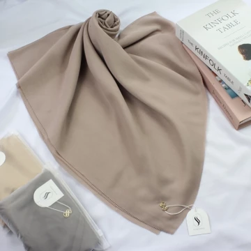 Jilbab Segi Empat Voal Syar’i Jumbo Polos By Scarfashion Ukuran 130X130