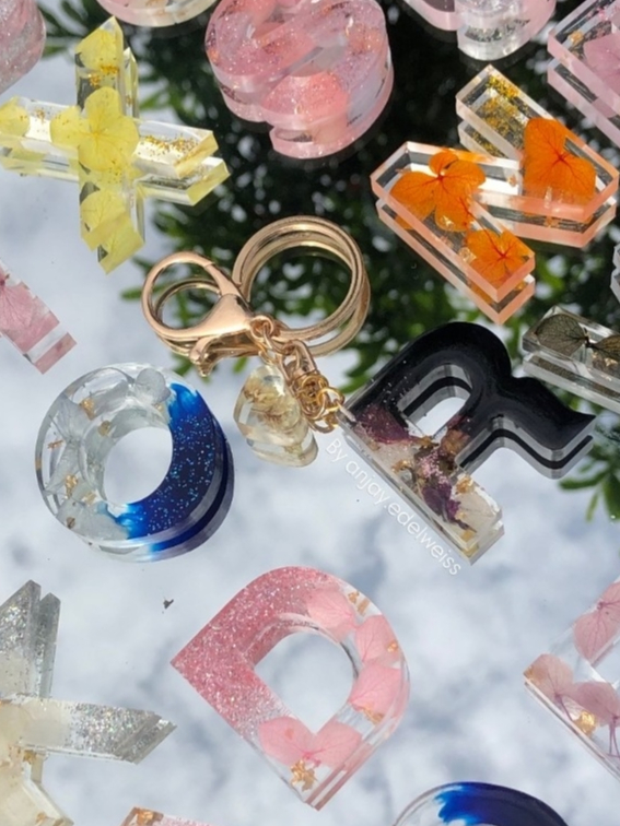 Jual FLOWER RESIN KEYCHAIN ALFABET / NAMA / INISIAL / GANTUNGAN KUNCI ...