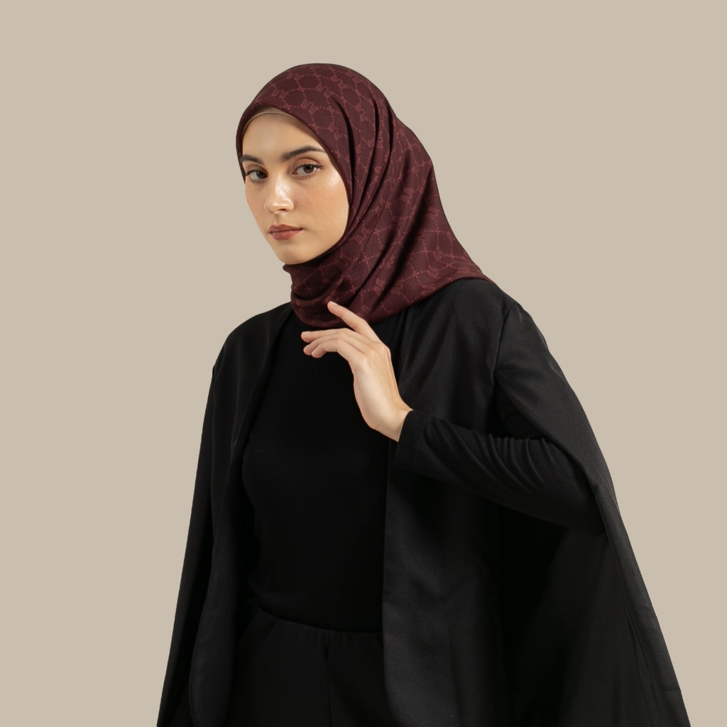 Wulang Narawangsa Hijab Segi Empat Monogram Maroon Kerudung Segi Empat Hijab Motif Segi Empat Hijab Voal Premium