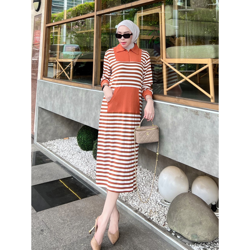black and white long dresses Black And White Printed V-Neck Maxi Dress With Long Sleeve And Slit main image 1